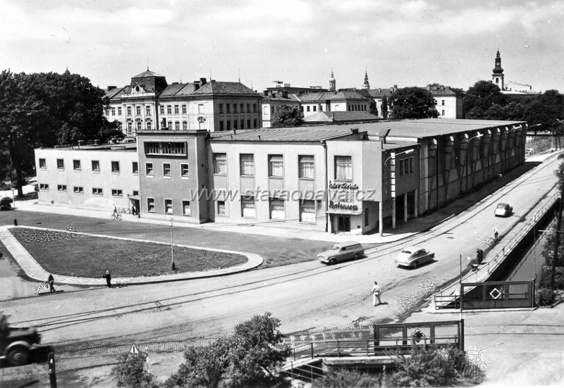 zameckyokruh (18).JPG - Stadion v 60.letech 20.století s již přestavěnou budovou, jak ji známe dnes. Na fotografii vpravo vidíme také ještě nezatrubněný městský náhon a na cestě koleje z vlečky, která vedla do cukrovaru v Kateřinkách.